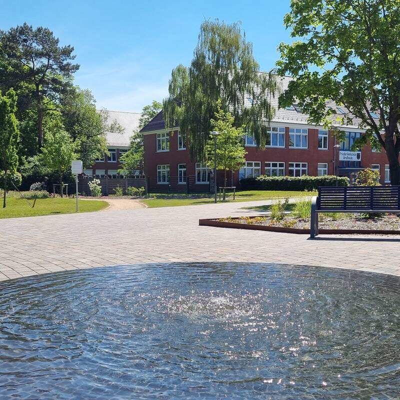 Außenaufnahme des Wasserspiels auf dem Campus-Gelände Großheide