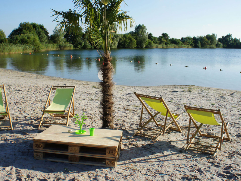 Grüne Strandstühle auf dem Strandbereich an der Freizeitanlage Doornkaatsweg / Kiessee Großheide