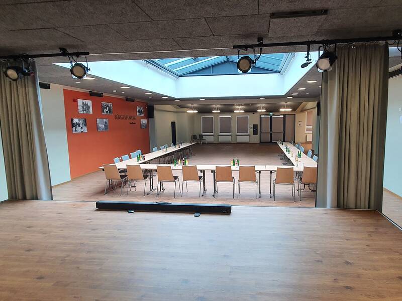 Innenaufnahme von der Bühne im Bürgerforum mit Bestuhlung