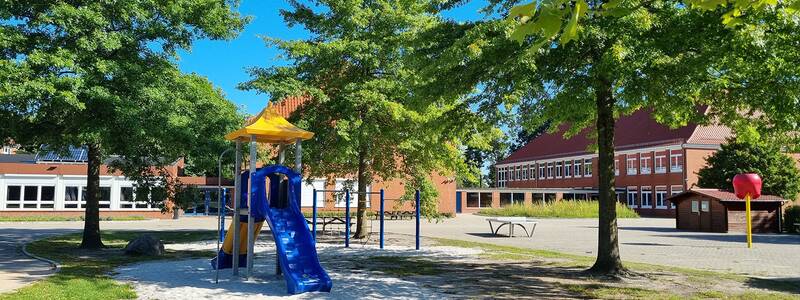 Spielgeräte auf dem Campus Großheide