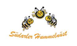 Logo vom Kindergarten Hummelnüst mit einer Abbildung von drei handgezeichneten Hummeln