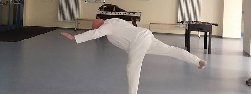 Abbildung einer Yoga Übung - Beuge auf einem Bein
