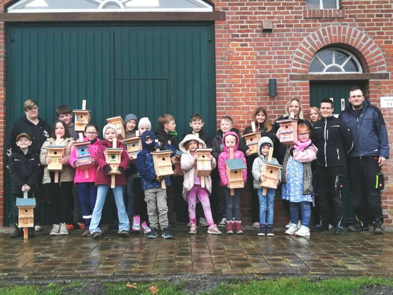 Gruppenfoto der Kinderfeuerwehr Berumerfehn vor dem Wald- und Moormuseum