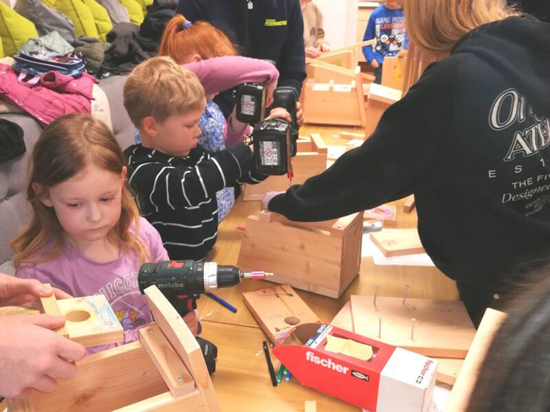 Kinder der KInderfeuerwehr basteln Nistkästen im Wald- und Moormuseum
