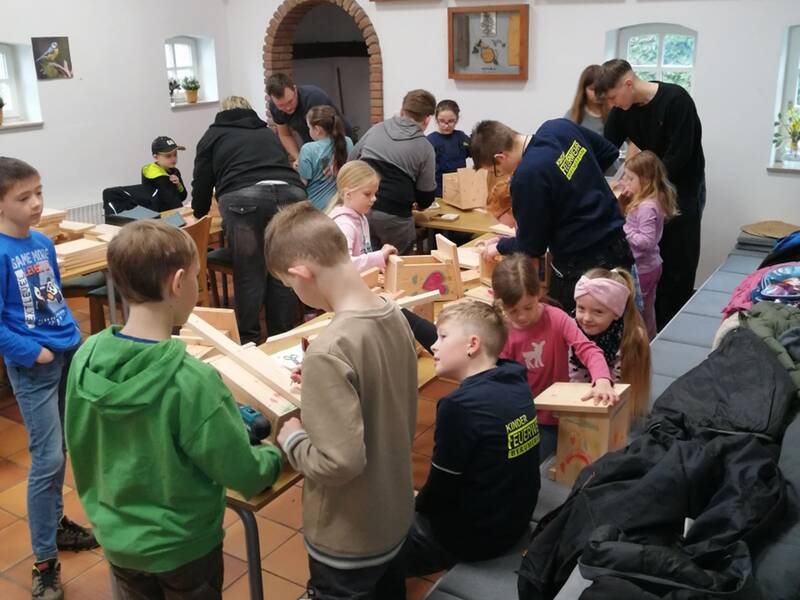 Kinder der KInderfeuerwehr basteln Nistkästen im Wald- und Moormuseum