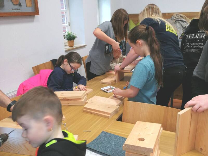 Kinder der KInderfeuerwehr basteln Nistkästen im Wald- und Moormuseum