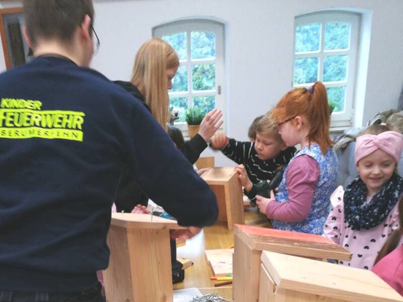 Kinder der KInderfeuerwehr basteln Nistkästen im Wald- und Moormuseum