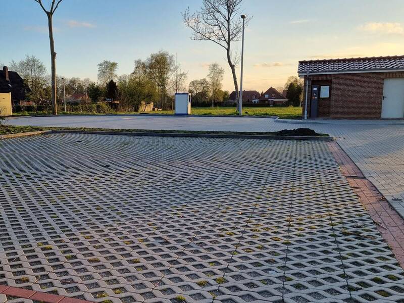 Technikgebäude mit Eingangsschild zum Berumerfehner Reisemobilstellplatz
