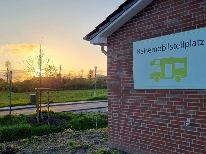 Technikgebäude mit Eingangsschild zum Berumerfehner Reisemobilstellplatz