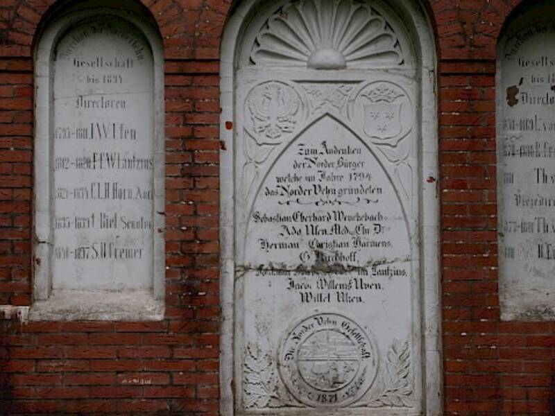 Auf dem Bild sieht man das Denkmal Norder Fehngesellschaft. Das Denkmal ist zu ehren der Gründer "Norder Vehns"