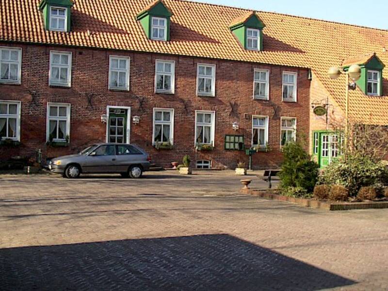 Hier kann man den Eingang vom Kompaniehaus erkennen. Hinter der Tür auf der rechten Seite sind Kegelbahnen. 