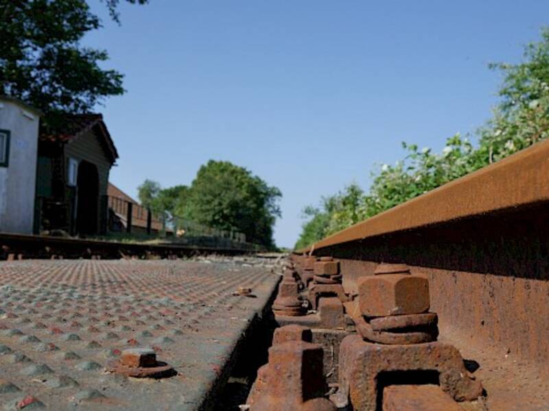 Auf dem Bild sieht man die alte Museumseisenbahn. Diesellokomotiven ziehen das alte Schätzchen mit seinem Buffetwagen von 1928, den beiden Personenwagen aus den 1930er Jahren und zwei Güterwagen aus den 1920er Jahren. 