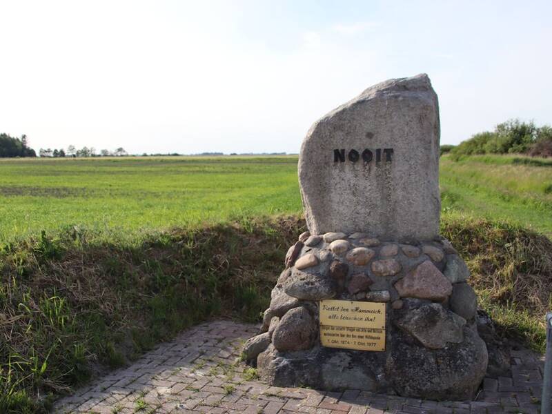 Auf dem Bild sieht man den Nooit-Stein im Arle Hammrich. Dieser erinnert an den erfolgreichen Kampf einer Bürgerinitiative gegen den Bau einer Mülldeponie. "Nooit" heißt "niemals"! 1974 organisierten sich die Bürger aus Arle, um gemeinsam gegen den Bau vorzugehen.