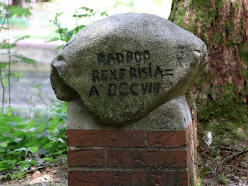 Auf dem Bild kann man den Radbodstein sehen. Einer sagte nach, war Radbod der König der Friesen und fand seine letzte Ruhestätte im Wald in Berumerfehn. 