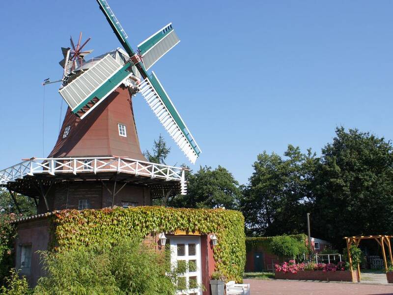 Hier sieht man die Rote Mühle. Die "Rote Mühle" befindet sich im Ortsteil Berumerfehn. Der zweistöckige Gallerieholländer mit Windrose wurde im Jahre 1937 von Carolinensiel nach Großheide versetzt.