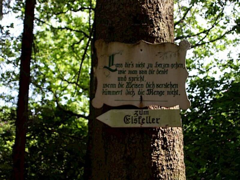 Auf dem Bild kann man Spruchtafeln sehen. Diese Schilder befinden sich schon jahrelang im Berumerfehner Wald und laden mit ihren Tugenden und Weisheiten zum Nachdenken ein.
