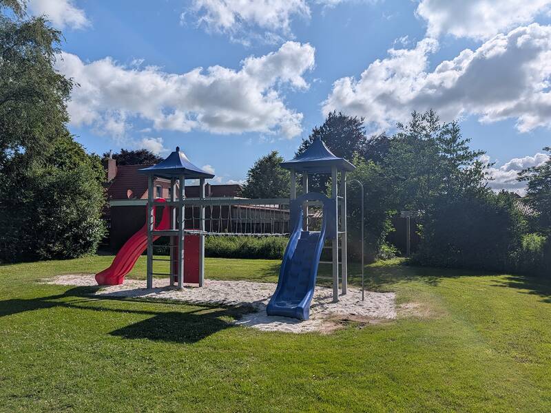 Abbildungen von Spielgeräten auf dem Spielplatz an der Asternstraße