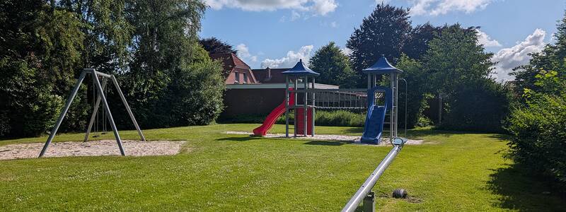 Abbildungen von Spielgeräten auf dem Spielplatz an der Asternstraße