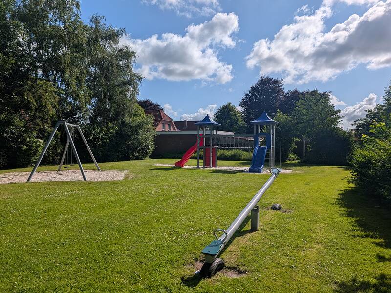 Abbildungen von Spielgeräten auf dem Spielplatz an der Asternstraße