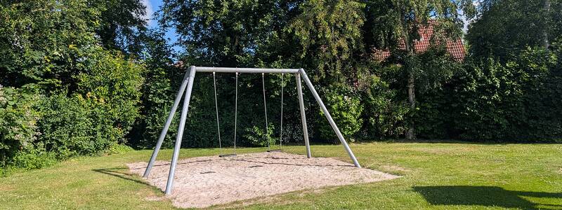 Abbildungen einer Schaukel auf dem Spielplatz an der Asternstraße