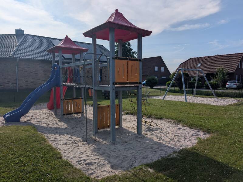 Abbildungen von Spielgeräten auf dem Spielplatz in der Fuchsienstraße
