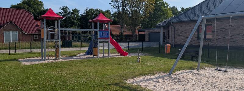 Abbildungen von Spielgeräten auf dem Spielplatz in der Fuchsienstraße