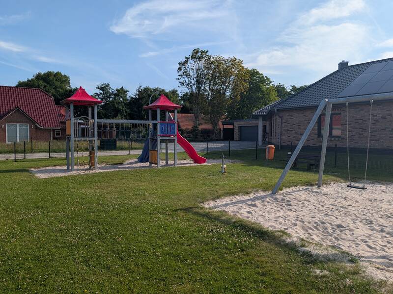 Abbildungen von Spielgeräten auf dem Spielplatz in der Fuchsienstraße