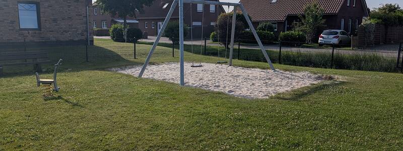 Abbildung der Schaukel auf dem Spielplatz in der Fuchsienstraße