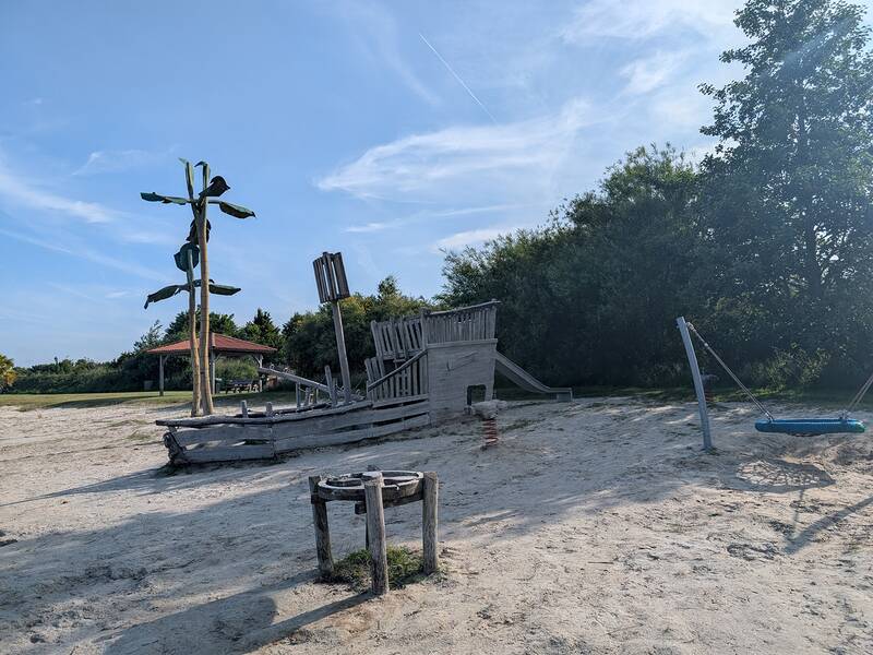 Abbildungen von Spielgeräten auf dem Spielplatz in der Kieselbucht