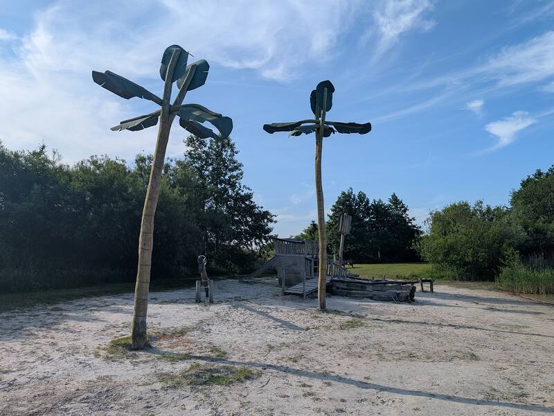 Abbildung von Spielgeräten auf dem Spielplatz in der Kieselbucht