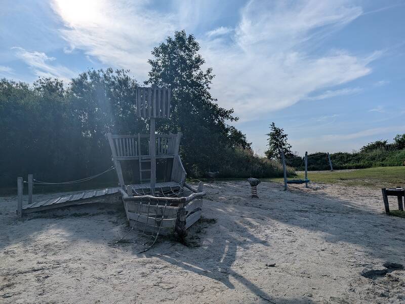 Abbildungen von Spielgeräten auf dem Spielplatz in der Kieselbucht