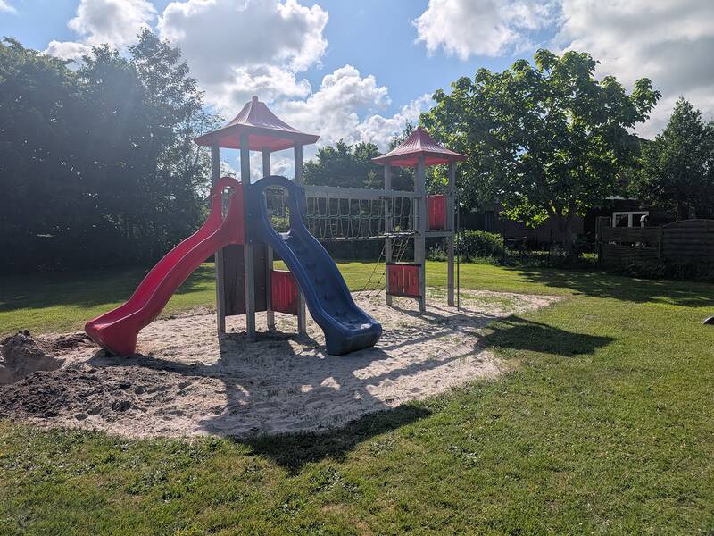 Abbildung von Spielgeräten auf dem Spielplatz im Rotkehlchenweg