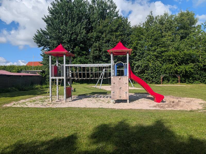 Abbildung von Spielgeräten auf dem Spielplatz im Rotkehlchenweg