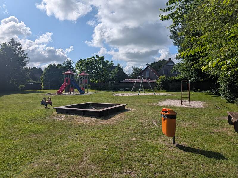 Abbildung von Spielgeräten auf dem Spielplatz im Rotkehlchenweg
