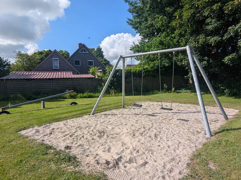Abbildung von Spielgeräten auf dem Spielplatz im Rotkehlchenweg