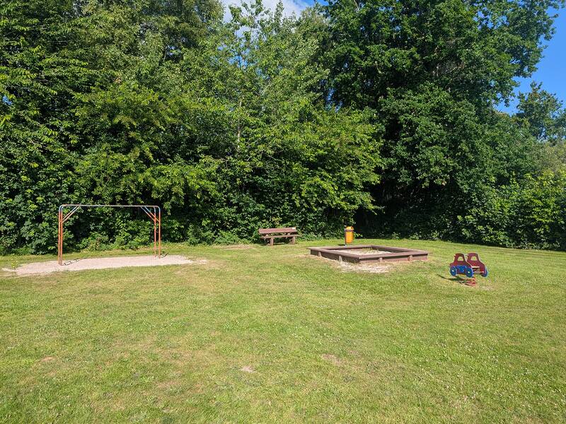 Abbildung von Spielgeräten auf dem Spielplatz im Rotkehlchenweg