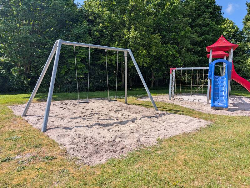 Abbildung von Spielgeräten auf dem Spielplatz im Kleinheider Weg