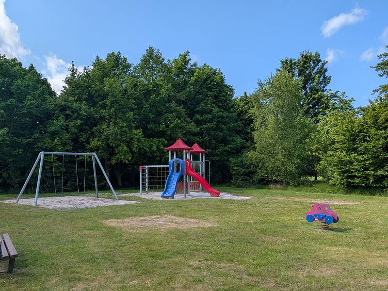 Abbildung von Spielgeräten auf dem Spielplatz im Kleinheider Weg