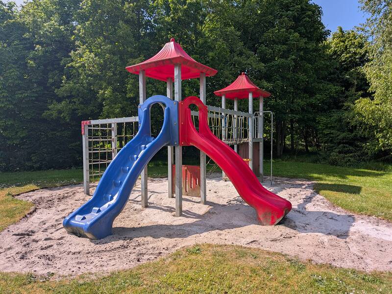 Abbildung von Spielgeräten auf dem Spielplatz im Kleinheider Weg
