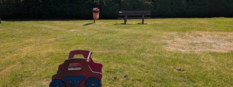 Abbildung von Spielgeräten auf dem Spielplatz im Kleinheider Weg