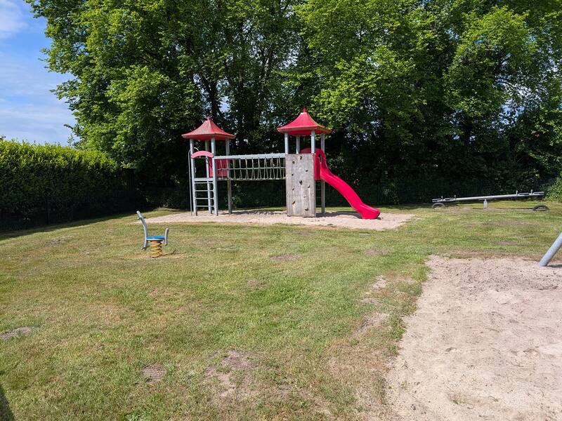 Abbildung von Spielgeräten auf dem Spielplatz Pergmoor