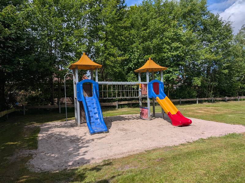 Abbildung von Spielgeräten auf dem Spielplatz Bei Wilberts Wall