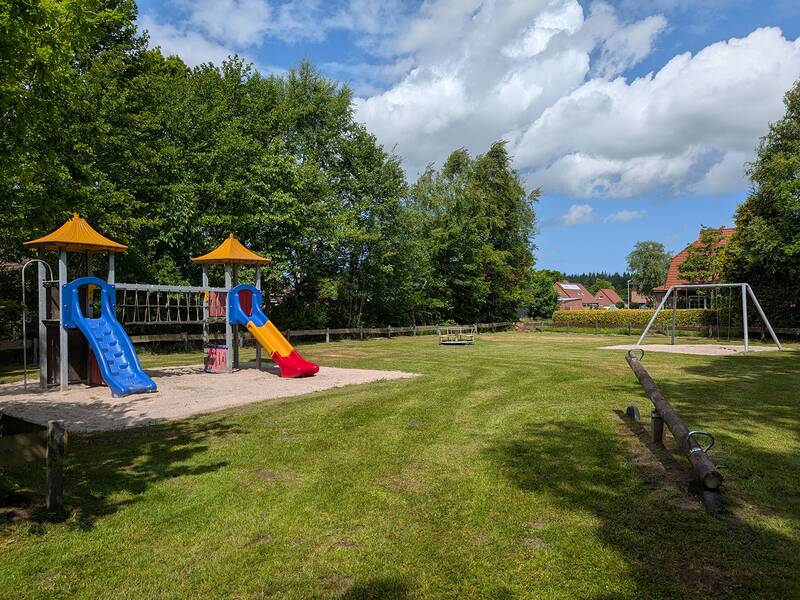 Abbildung von Spielgeräten auf dem Spielplatz Bei Wilberts Wall