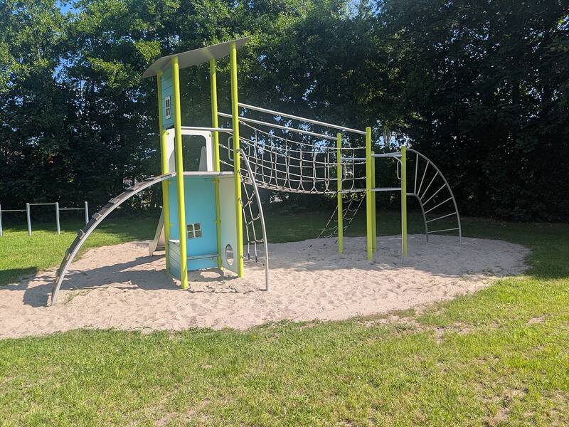 Abbildung von Spielgeräten auf dem Spielplatz am Rotdornweg