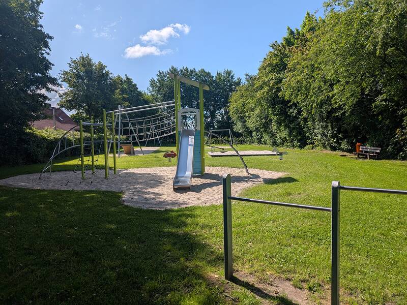 Abbildung von Spielgeräten auf dem Spielplatz am Rotdornweg