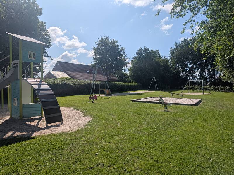 Abbildung von Spielgeräten auf dem Spielplatz am Rotdornweg