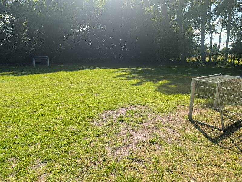 Abbildung von Spielgeräten auf dem Spielplatz am Rotdornweg