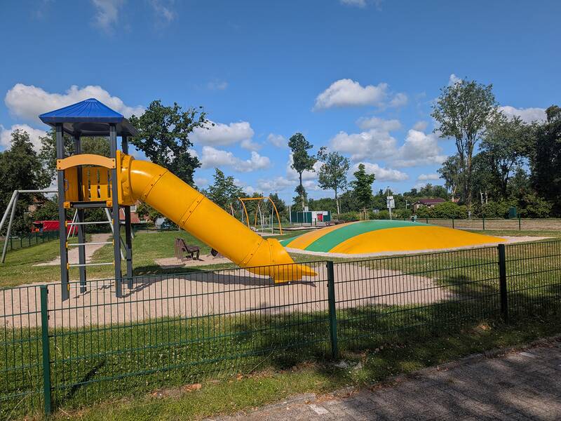 Abbildung von Spielgeräten auf dem Spielplatz am Kompaniehaus