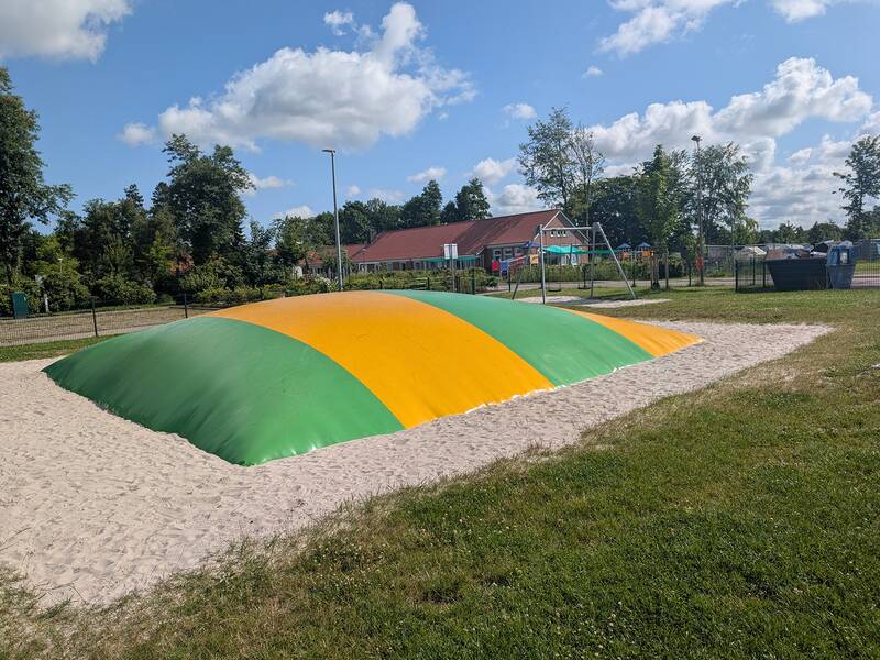 Abbildung von Spielgeräten auf dem Spielplatz am Kompaniehaus