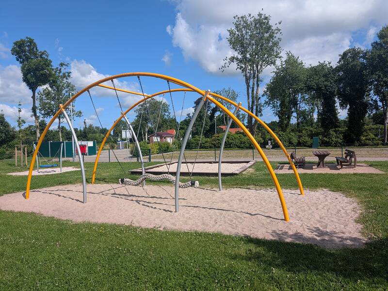 Abbildung von Spielgeräten auf dem Spielplatz am Kompaniehaus